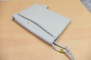 ブックカバー　手帳カバー　パスポートケース　小物　豚革　ライトグレィ　日本製　Ｐｅｒａｍ★新品格安！レディース