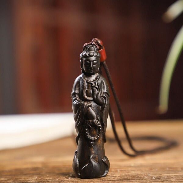 仏教美術 観音高級木材 細密木彫 一刀彫 リアル繊細彫刻 飾り 工芸品 高さ約6cmベトナム産沈香 美品
