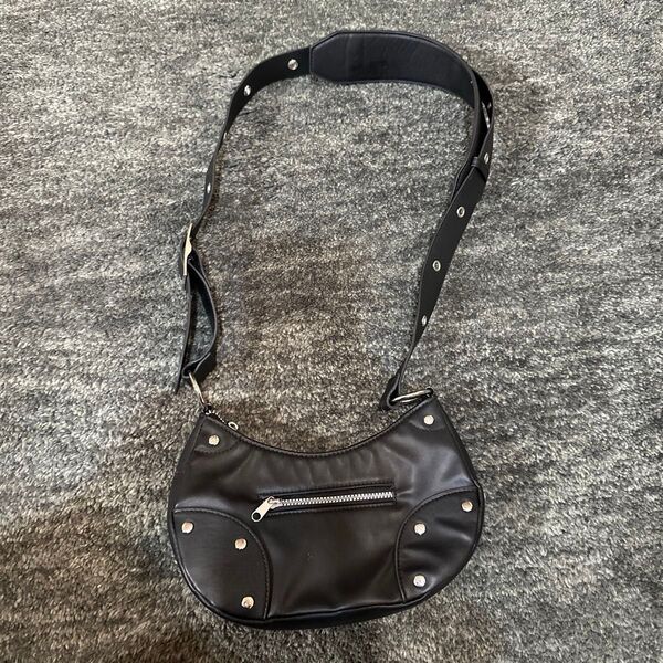 ショルダーバッグ 斜め掛け 黒 小さめ