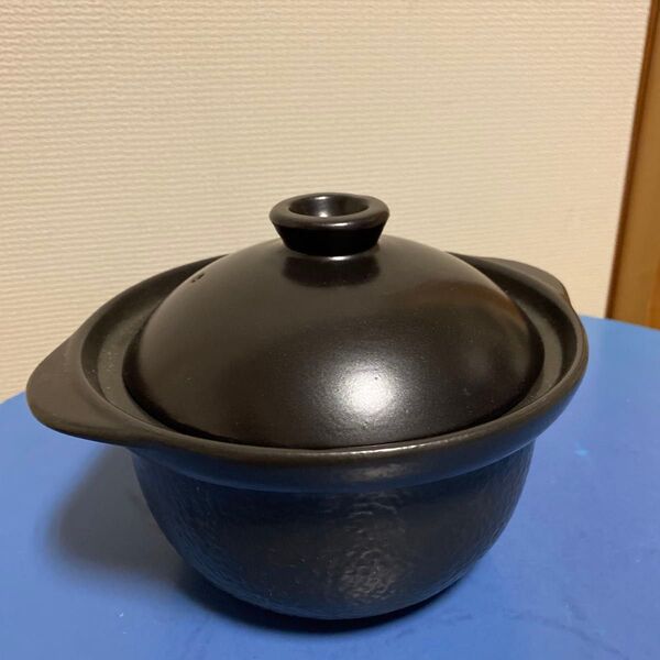 黒い陶器製の丸型ご飯土鍋2合