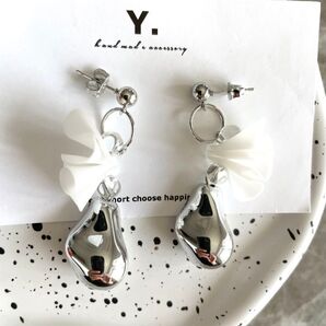 【ホワイト×シルバーピアス】 ハンドメイド ピアス