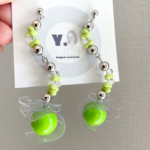 【うねグリーンかわピアス】