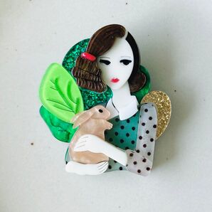 うさぎと女の子のブローチ プレゼント アクリル 森ガール