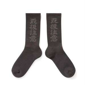 HANDLE WITH CARE SOCKS RED チャコール