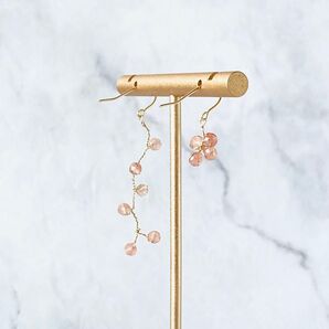 【新品】揺れる 桜 アシンメトリー ゴールドピアス 天然石アンデシン 金属アレルギー対応 ハンドメイド