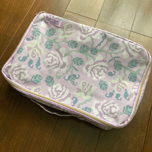 スパバッグ 内側は、小物整理用の3ポケットと、巾着袋型収納で、ファスナー付きです。【新品未使用】