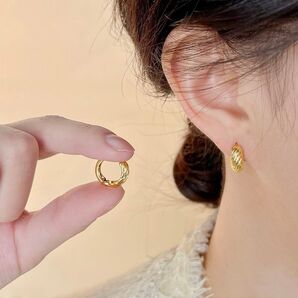 ゴールド ツイストデザイン フープピアス ゴールド系