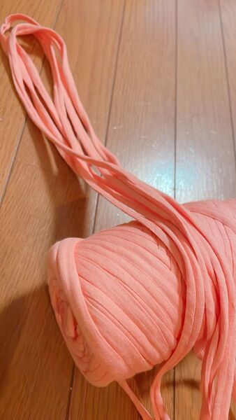 Tシャツヤーン。サーモンピンク10m。600円。ハンドメイド