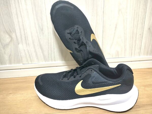 【希少】NIKE ナイキ レボリューション 7 ブラック/メタリックゴールド スニーカー