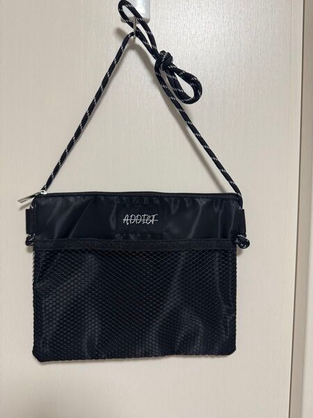 ADDICT ブラック サコッシュ メッシュポケット付き