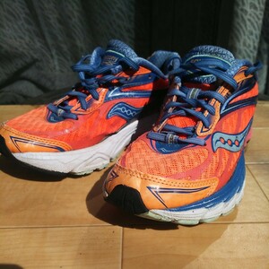 (中古) saucony ランニング シューズ 厚底 22.5～23,0cm マラソン ジョギング 人気ブランド サッカー