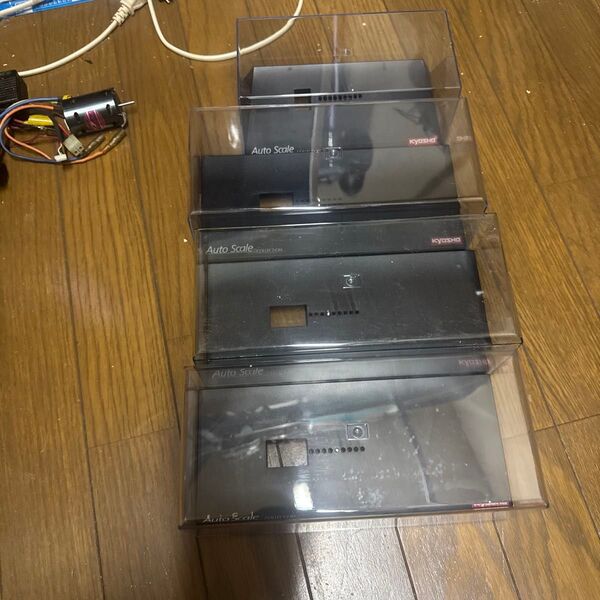 京商ASCの空ケース4個のうち1個にギス割あります