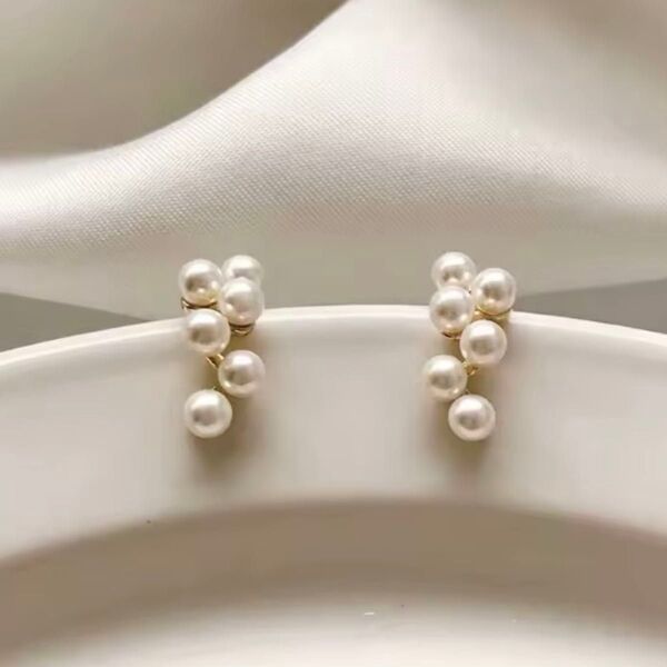 No.147 上品 大人可愛い 6粒パール ピアス