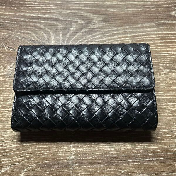 編み込みデザイン 黒 レザー 二つ折り財布