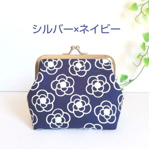 【新デザイン】ハンドメイド がま口ポーチ シルバー ミニカメリア柄 ネイビー