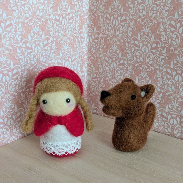 羊毛フェルト 赤ずきんとオオカミ