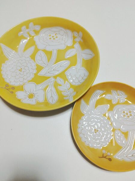 大、小皿セット UneIma kukkia イエロー2枚 新品 中古ウネルマックキア黄色 い薔薇 お値下不可 ゆうパック配送込