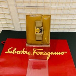 フェラガモ ウォレット ミニ財布 折り財布 レザー ベージュ マスタードカラー