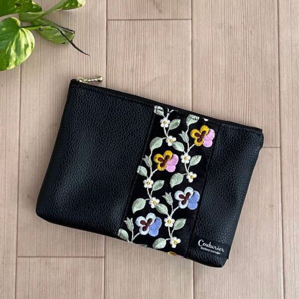 フェイクレザーと刺繍リボンのミニポーチ ブラック ハンドメイド ポーチ