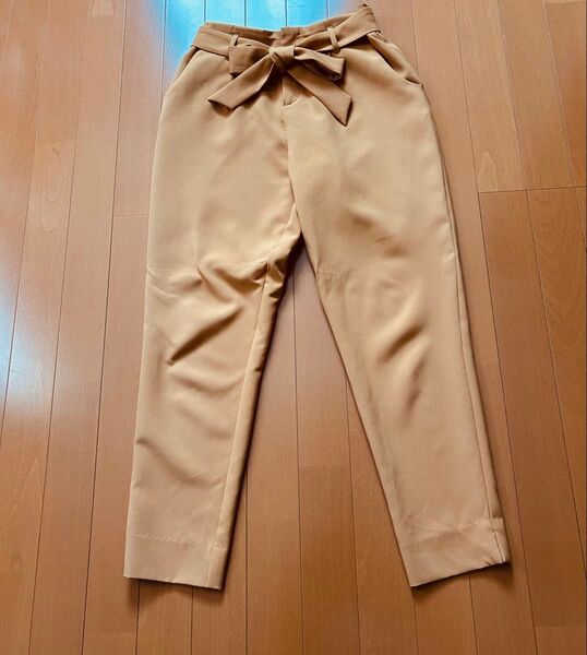 ノヘアリボンベルト付き テーパードパンツ