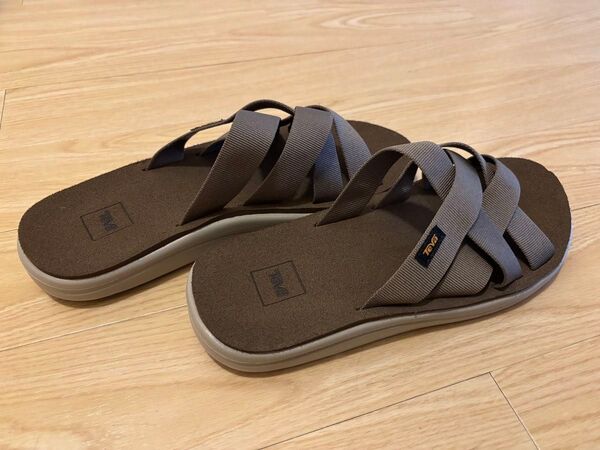 Teva クロスストラップサンダル
