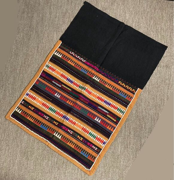 多色刺繍タペストリー
