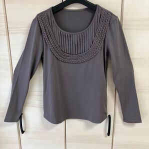 PASSIONE 長袖トップス 濃いグレー 胸元デザインが個性的 サイズ40