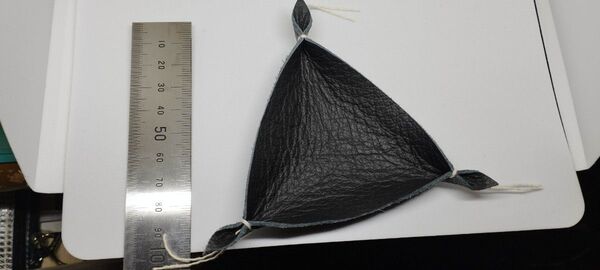 本革 三角 トレイ ハンドメイド 黒色 ブラック
