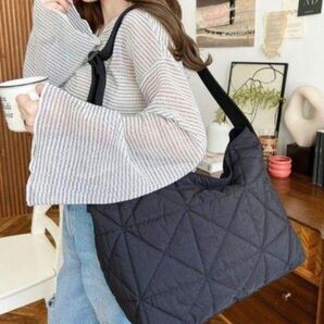 Moment+ アジャスターベルト付き ビッグパテッドショルダーバッグ 黒 斜めがけ A4 韓国 肩掛け