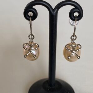 淡水真珠 ピアス パール ぶら下がり リボンチャーム可愛い チタン アレルギー対応 オレンジ系