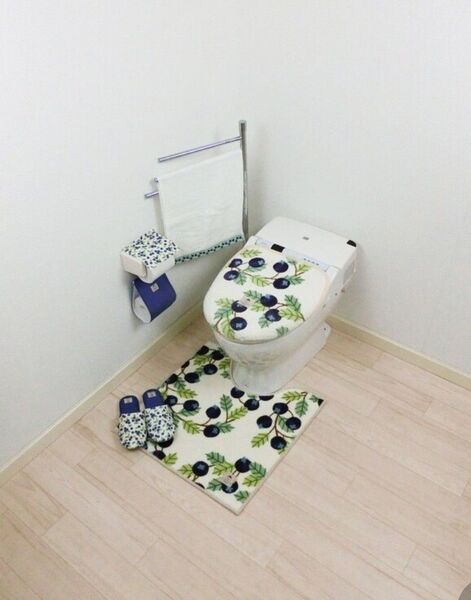 【新品/未使用】ベルメゾン 木の実柄のトイレマット・フタカバー(セット)