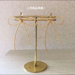 136 大きなリボンのイヤリング