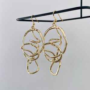 個性的うねりピアス 【 Louise 】