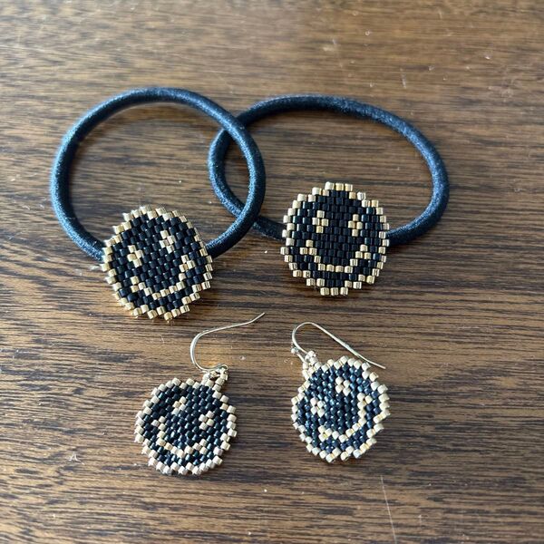 ビーズ刺繍 ニコちゃん ヘアゴム&ピアス