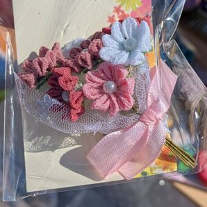 花束のブローチ