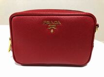 美品☆PRADA☆赤サフィアーノレザーショルダーバッグ 1NF674 ROSSO ミニバッグ ギフトボックス付 ポーチ ストラップ取り外し調節可 レッド_画像3