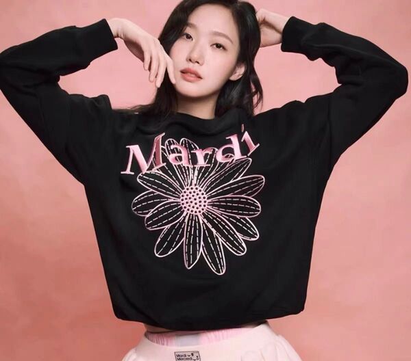 大人気刺繍でデザインされたMardi Mercrediロゴのスウェット
