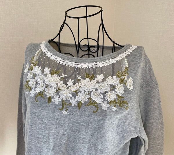 美品 アクシーズファム レース 刺繍 花柄 スウェット パール ビジュー グレー