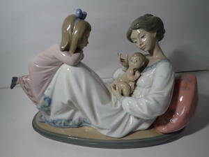 LLADRO リヤドロ お姉ちゃまですよ No.1606 置物 インテリア 陶器 高さ約15.9㎝ 母 姉 赤ちゃん 女の子