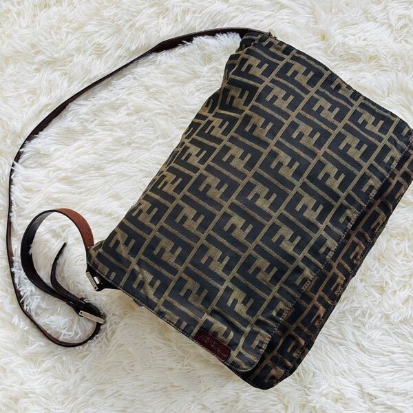 希少品 フェンディ ショルダー メッセンジャーバッグ ズッカ 斜め掛け ショルダーバッグ FENDI