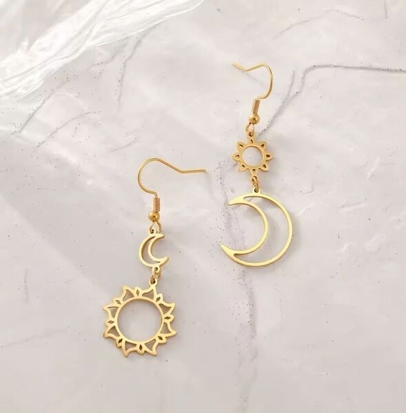 【残り1】月と太陽フックタイプピアス サージカルステンレス金属アレルギー