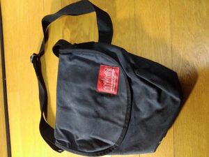 Manhattan Portage/ Manhattan Poe te-ji messenger bag / shoulder bag black postage 350 jpy ~