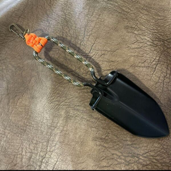 小型 折りたたみ 黒スコップ パラコード ナスカン付き