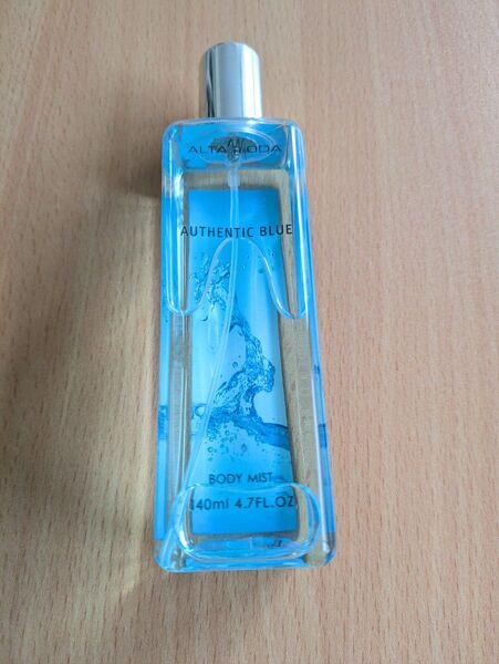 アルタモーダ オーセンティック ブルー ボディミスト 140ml。