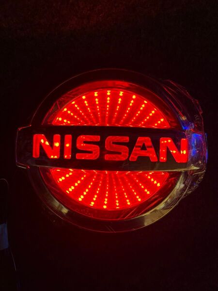 NISSAN LEDエンブレム レッド イルミネーション
