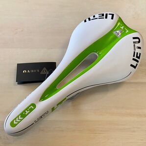 自転車サドル スポーツバイク仕様 薄型 ホワイト緑ライン