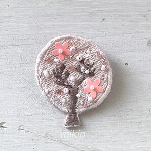 さくら 桜 春 まるい木 b ビーズ刺繍ブローチ