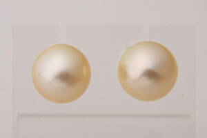 AJ-0246*K18 earrings White Butterfly .. pearl 11. stud earrings / silicon catch attaching 