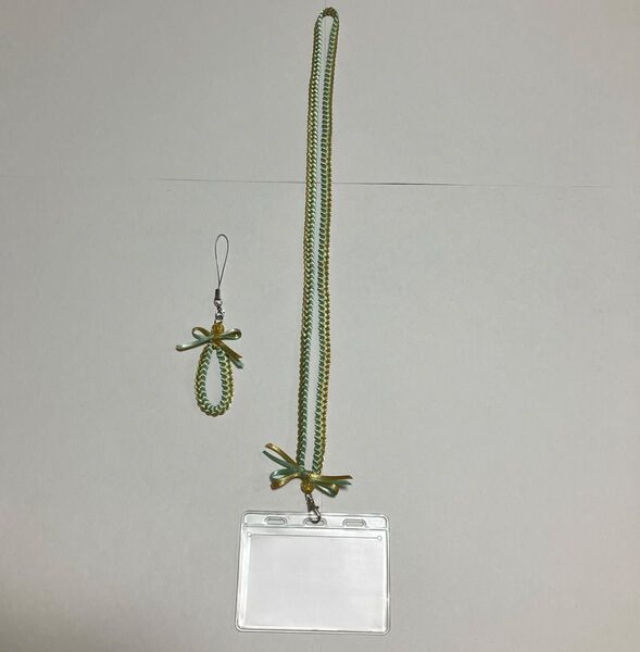 ハンドメイド作品 ハワイアン リボンレイ ネームタグ 薄みどり×黄色 リボンレイストラップ