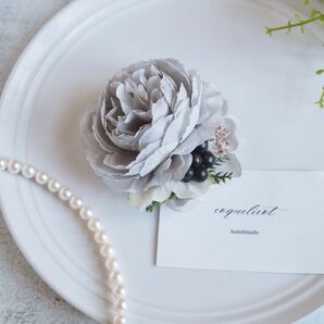 シックなグレーカラーのコサージュ/coquelicot 入学式 フォーマルコサージュ 結婚式